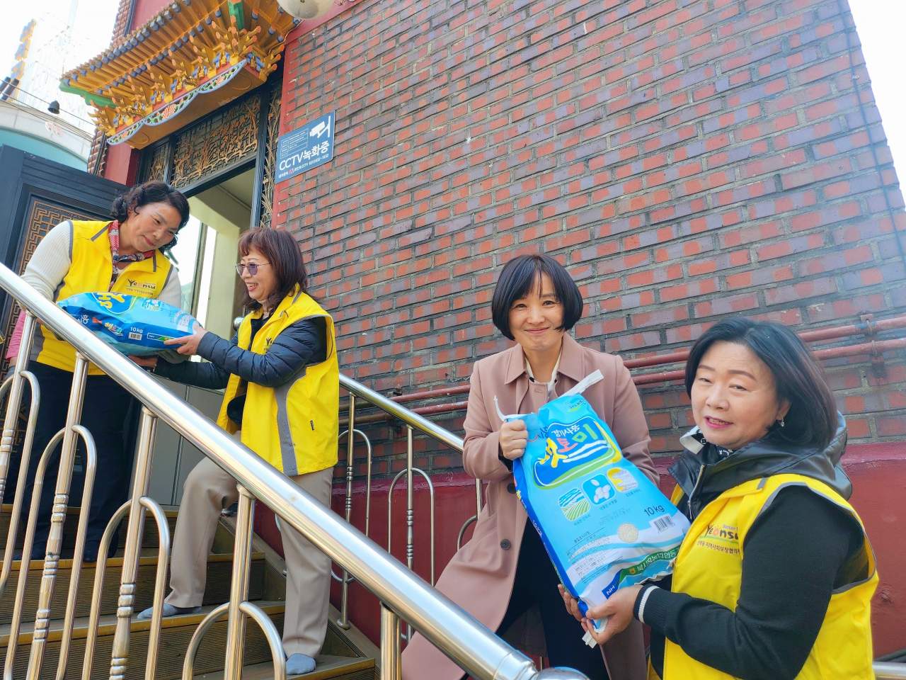 연수구 선학동 지역사회보장협의체는 지난 2일 한국불교 태고종 법주사로부터 지역 내 어려운 이웃을 위해 써달라며 백미 100포를 전달받았다